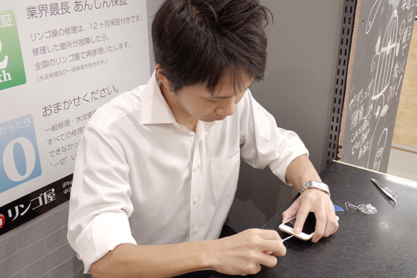 リンゴ屋 iPhone修理の様子