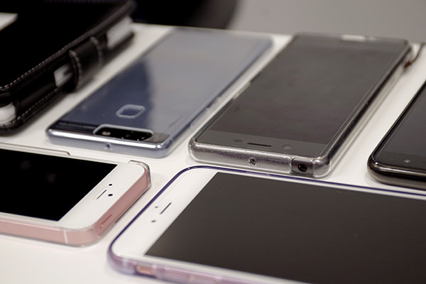 黒ぽん スマホを6台持ち歩く