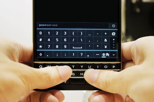 BlackBerry Passportのキーボードで入力している様子