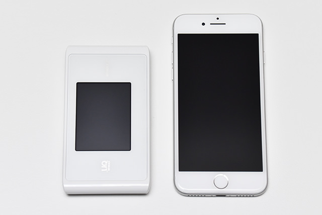 WX04(左)とiPhone 8(右)