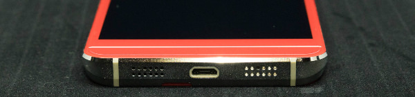 本体下部にはmicroUSB端子とスピーカー、マイク