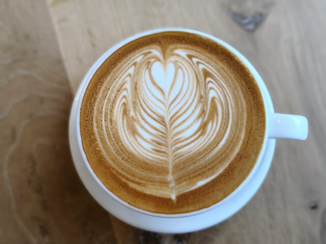 カプチーノを真上から撮影しても背景がほどよくボケる