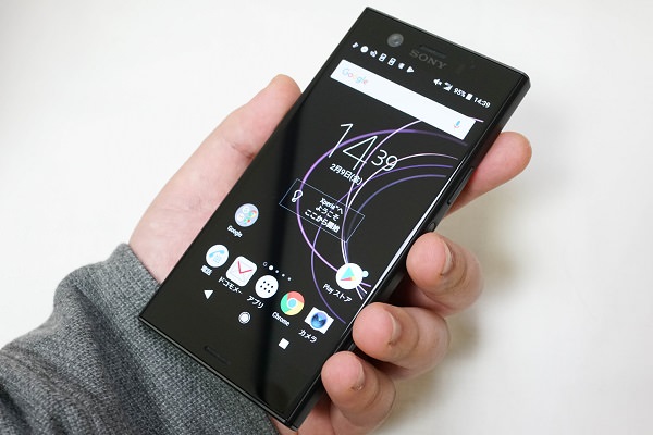 Xperia XZ1 Compactを片手で持ったイメージ