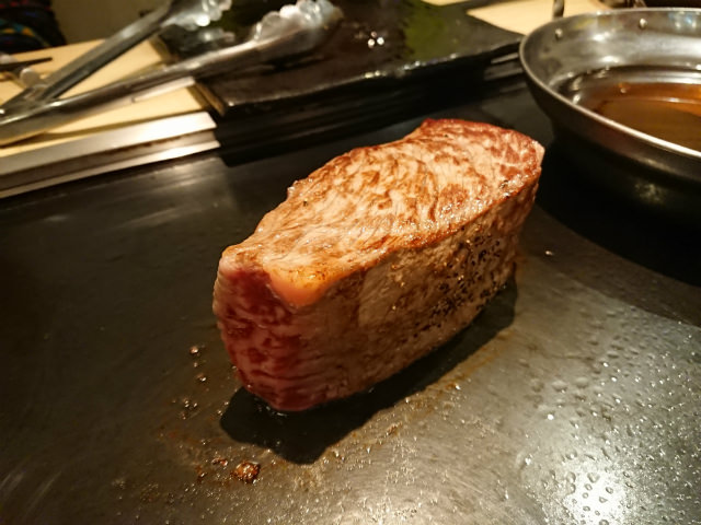 Xperia XZ1のカメラ作例:焼かれた肉