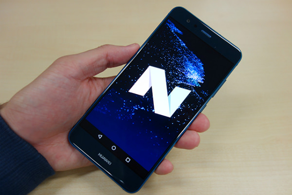 HUAWEI P10 liteを片手で持ってみたところ