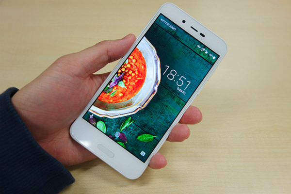 AQUOS sense liteを片手で持ってみたところ
