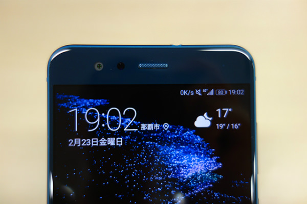 HUAWEI P10 liteの受話口とインカメラの位置