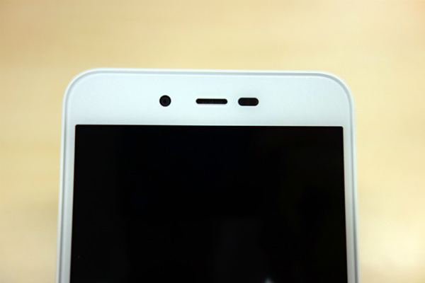 AQUOS sense liteの受話口とインカメラの位置