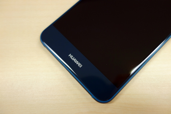 HUAWEI P10 liteの正面下部