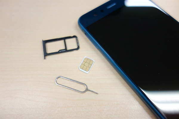 HUAWEI P10 liteの左側面にあるSIMスロットとmicroSDスロット