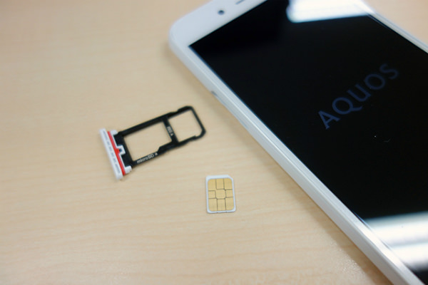 AQUOS sense liteの左側面にSIMスロットとmicroSDスロット