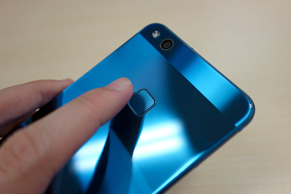 HUAWEI P10 liteの指紋認証センサー
