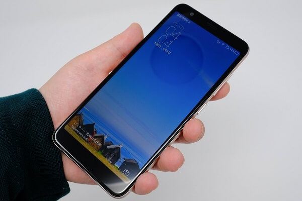 ZenFone Max Plusを持ったところ