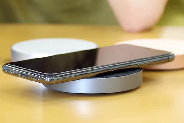 無線充電器 Qi(チー)がおすすめ! iPhoneやAndroidも対応品が続々登場、この便利さ一度使うとやめられない!
