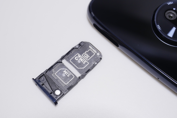moto z3 playのトレイにはカードスロットが2つ有ります