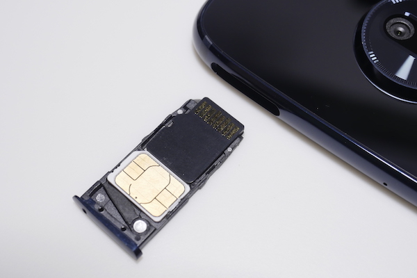 SIMカードとmicroSDメモリカードを差す場合は上の画像の様に載せます