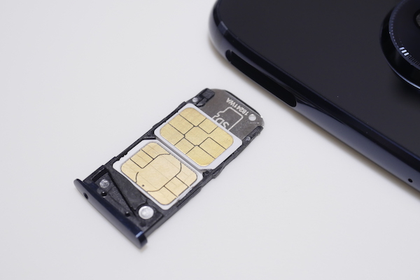 SIMカードを2枚挿す場合は、上の画像の様に載せます