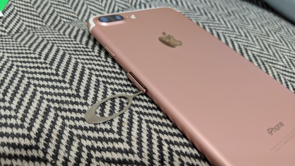 iPhoneにSIMを挿す