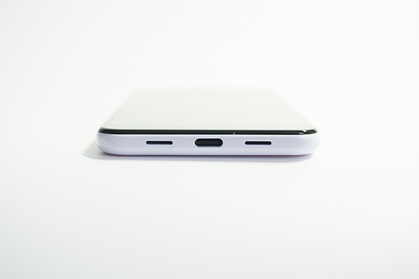 底面にはスピーカーと充電端子