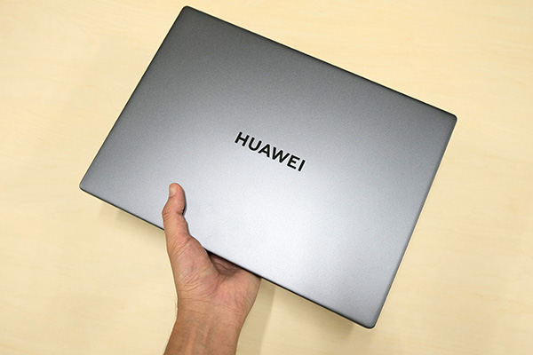 HUAWEI MateBook 14 手持ち3