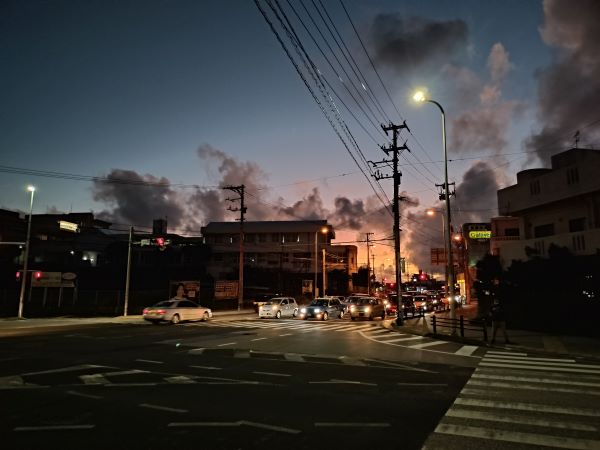 広角カメラで撮影した夜の街並み