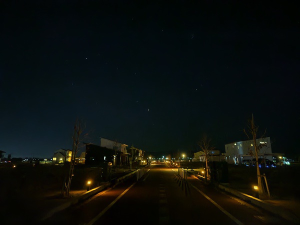 夜に撮影した空と街