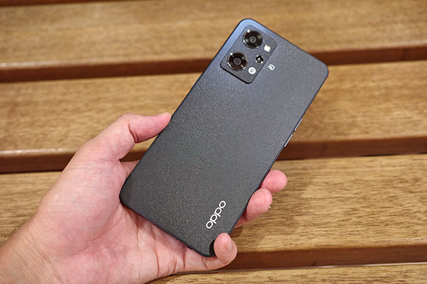 OPPO Reno7 Aを手で持つ画像