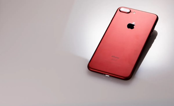 赤いスマートフォンを背面から見た画像