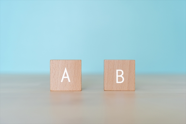 「A」「B」と書かれた積み木
