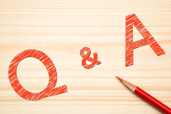 木の板に赤鉛筆で書かれたQ&Aの文字の画像