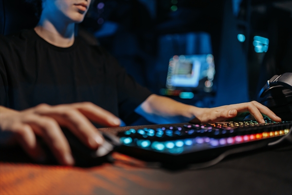 ゲーミングパソコンでゲームをプレイする男性