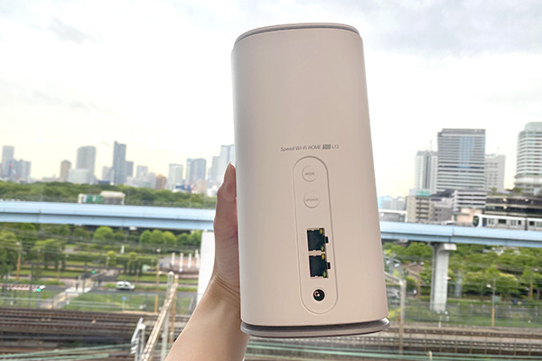 「Speed Wi-Fi HOME 5G L13」を手にもつ画像
