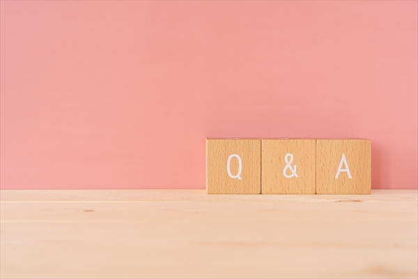 Q&Aと書かれた積み木とピンクの壁