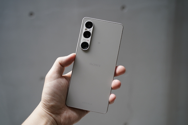 Xperia 1 Ⅵの背面手持ち画像