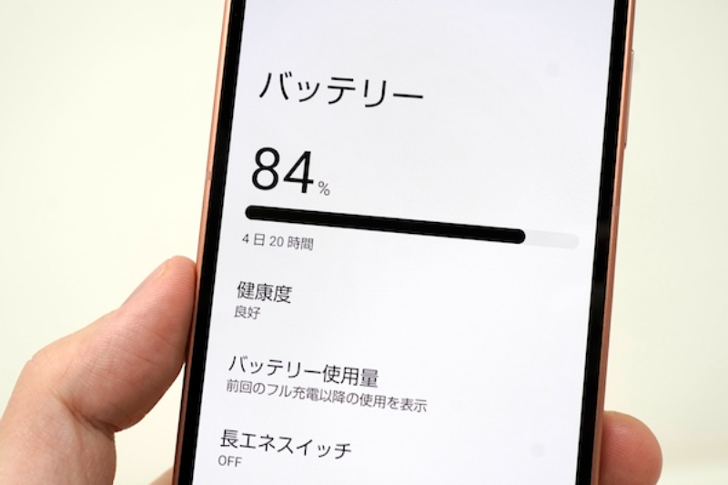 AQUOS sense9を手に持った状態