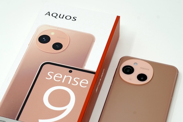 AQUOS sense9本体と化粧箱