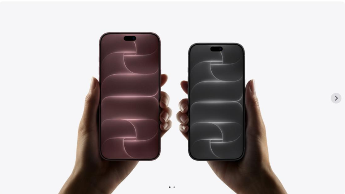 iPhone 18 Proの製品写真。バーガンディとブラックの2台を手に持ち、ディスプレイ側を正面に向けて並べた状態