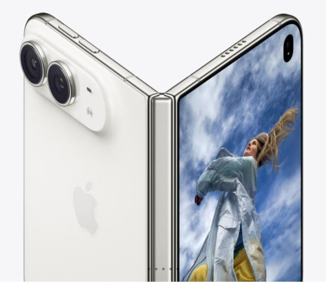 スターホワイトのiPhone Duoを半分開いた状態で背面側から見た製品写真。背面の2つのカメラレンズと、本体中央のヒンジ部分が写っている