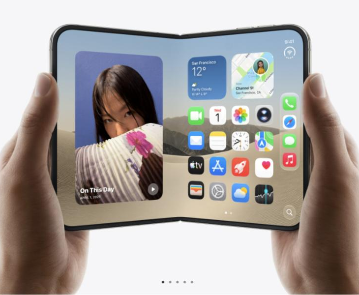 iPhone Duoを両手で開いた状態の製品写真。7.6インチのインナーディスプレイに写真アプリやウィジェット、ホーム画面のアプリアイコンが並んで表示されている