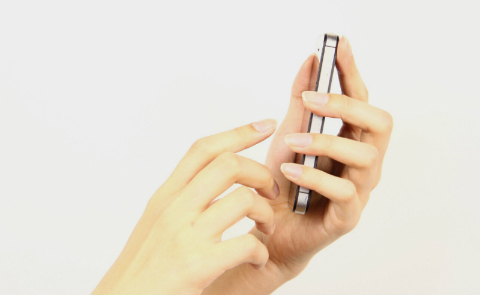 スマホさわる