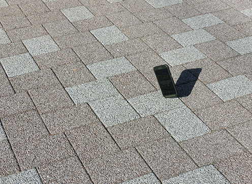 ガツンという小気味よい音とともに、GALAXY S5 ACTIVEが地面に激突