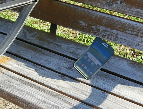 木製のベンチにGALAXY S5 ACTIVEが真っ逆さま