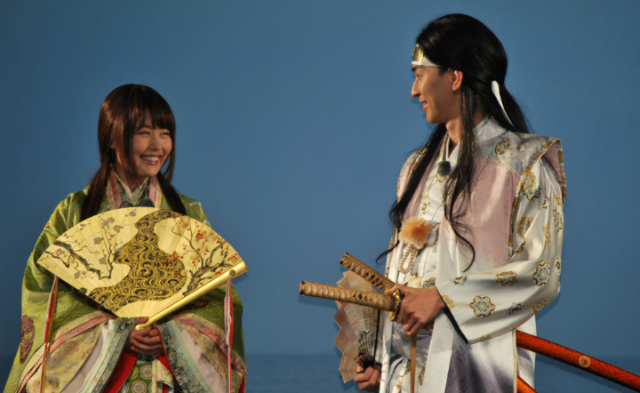 桃太郎役の松田翔太さんと、かぐや姫役の有村架純さん
