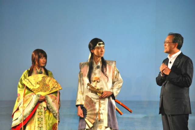 桃太郎役の松田翔太さんと、かぐや姫役の有村架純さん