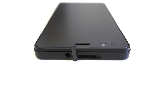 上面にmicroUSBスロット。これは珍しい。