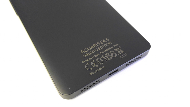 背面下部には”AQUARIS E4.5 UBUNTU EDITION”の文字