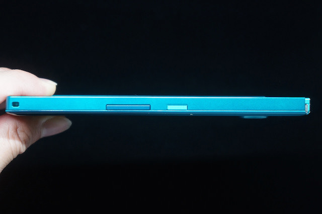 右側面には、電源キーとボリュームキーを備える