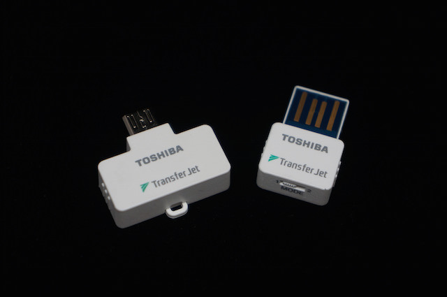 ※TransferJetを利用するにはアダプタが必要になる