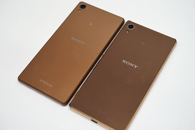 カッパー:Xperia Z3(左)と、Xperia Z4(右)