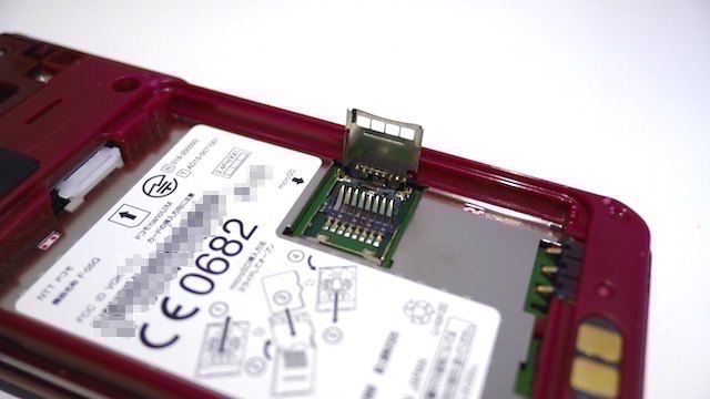 microSDカードスロットは珍しさのある機構に